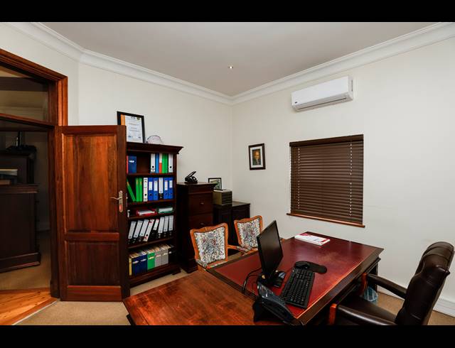 330M² OFFICE FOR SALE IN WINDERMERE
